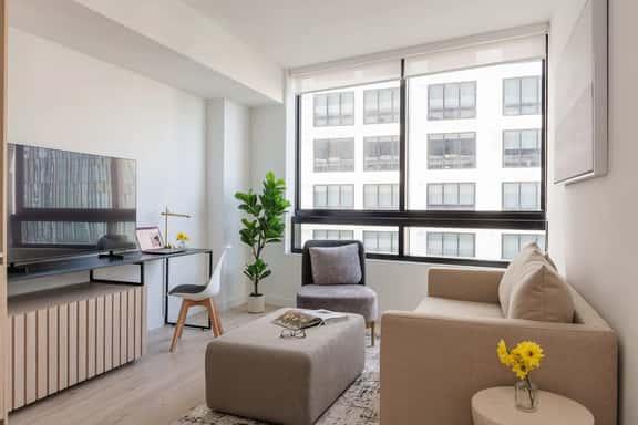 Stunning 1/1 Condo in Downtown Miami Free Parking - Image 1