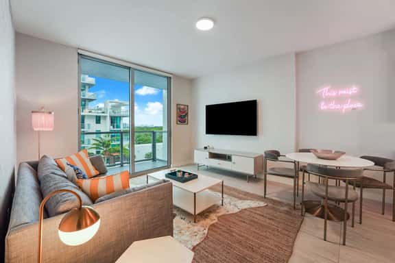 Trendy & Cozy1 Bdrm + Den Condo, Design District - Image 1