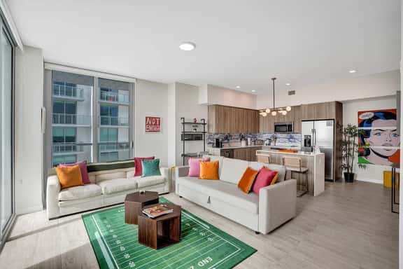 Modern 1 Bdrm Condo With Bay & Pool Views - Image 1