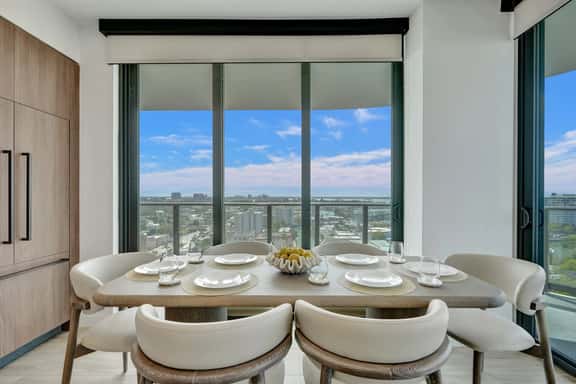 Elevated 3BR | 10th-Floor Balcony, Pool & Gym - Image 1