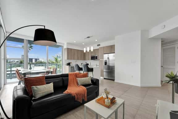 Gorgeous 2 bedrooms condo Miami best location - Image 1