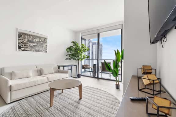 NEW Beautiful 1/1 Condo - Image 1