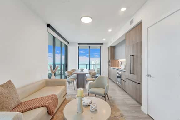 Elegant 4BR, 16th Floor | Balcony, Pool & Gym - Image 1