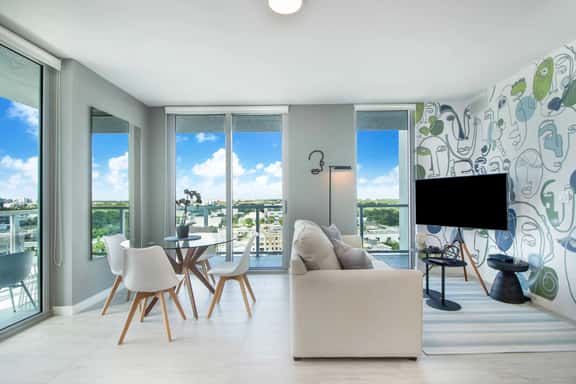 Stylish & Artistic 1 Bdrm Condo With City View - Image 1