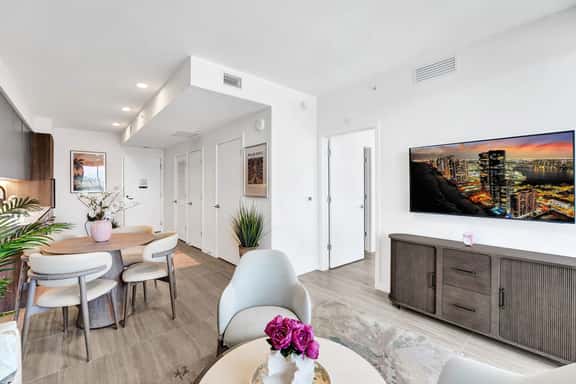 16th Floor Light-Filled 1BR | Pool, Gym & Beach - Image 1