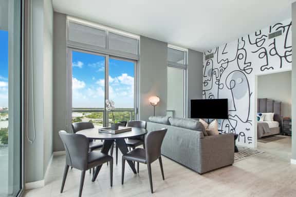 Cool 1 Bdrm Penthouse With Amazing Skyline Views - Image 1