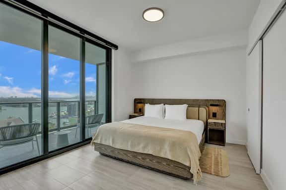 21st Floor Paradise Retreat | Pool, Gym & Beach - Image 1
