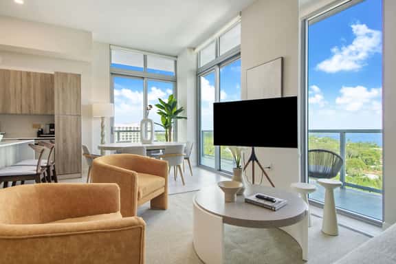 Penthouse W/Bayviews! 2 Bdrm Condo In Miami Design - Image 1