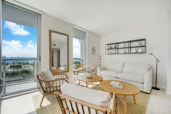 Elegant 2/2 Condo Miami Design District - Image 1