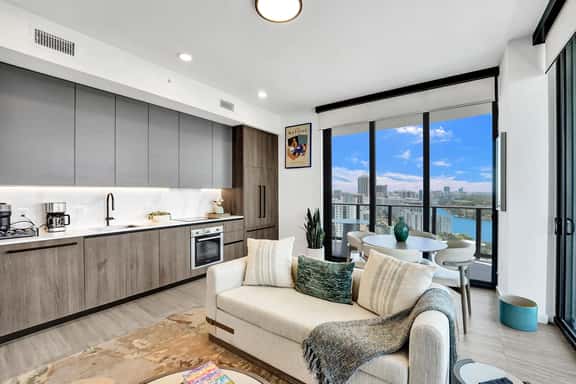 20th Floor Luxe Escape | Pool, Gym & Beach Access - Image 1