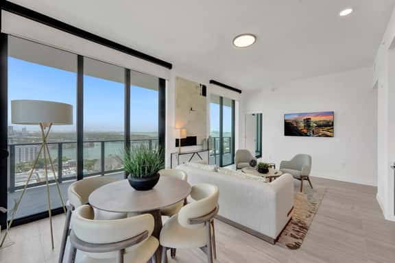 18th Floor Beachside Luxury | Pool, Gym & Beach - Image 1