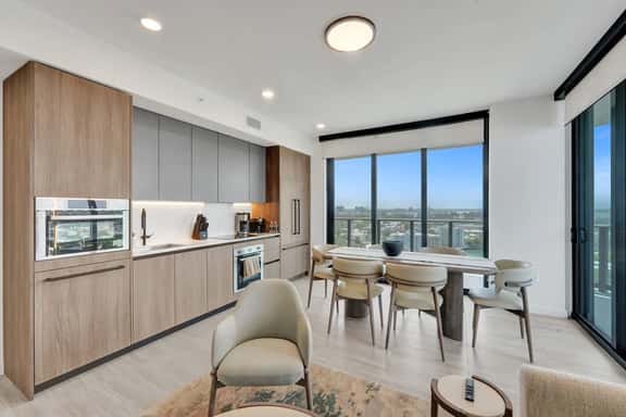 Luxury in the Sky | 17th Floor 3BR Beach Escape - Image 1