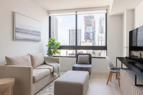 NEW Modern 1/1 Condo Downtown Miami Free Parking! - Image 1