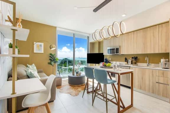 Bay Views! Tropical Miami Studio-Miami Design Dist - Image 1