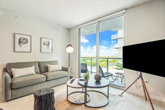 Bay & Pool View! Modern 1Bdrm-Miami Design Dist - Image 1