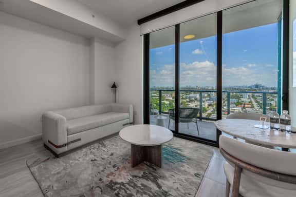 19th Floor Paradise Retreat | Pool, Gym & Beach - Image 1
