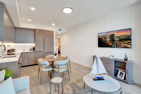 Sunny Modern 1BR | Pool, Gym & Beach Access - Image 1