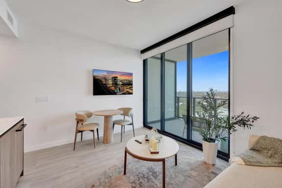 14th-Floor Luxe 1BR | Coastal Living, 72 Park - Image 1