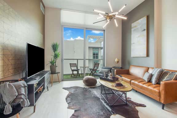 Stylish Penthouse 1 Bdrm Condo Great Views - Image 1