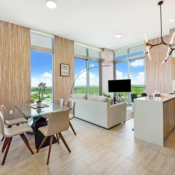Two Bedrooms Condo With City Views - Image 1