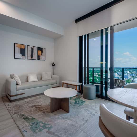 21st Floor 1BR Beach Access, Pool & Skyline - Image 1