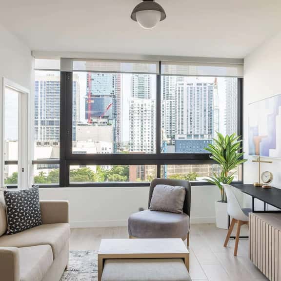 Luxury 2/2 Condo Downtown Miami with Free Parking - Image 1
