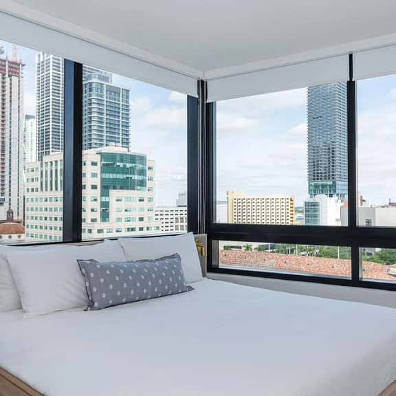 Upscale 2/2 Condo Downtown Miami with Free Parking - Image 1