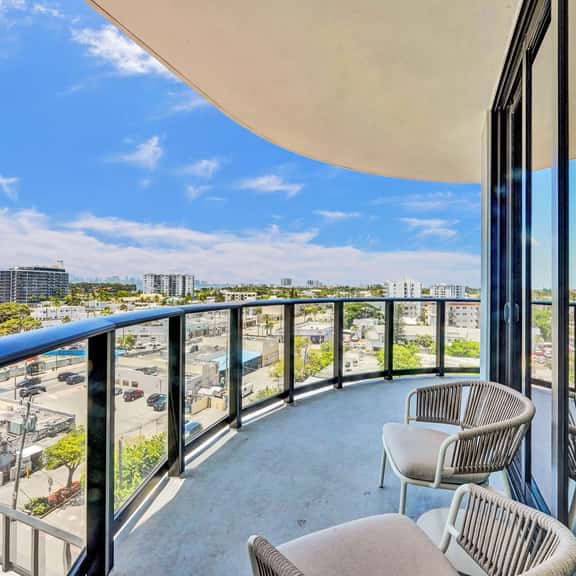 Luxe 1BR at 72 Park | Balcony & Miami Skyline - Image 1