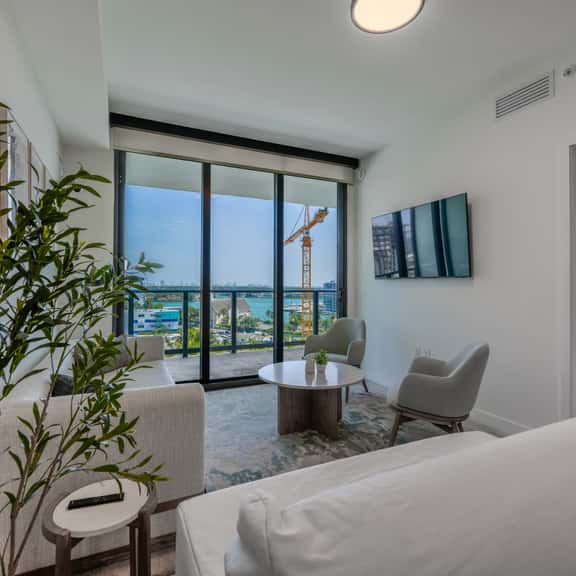Stylish 1BR | Unit 806, Pool & Gym Access - Image 1