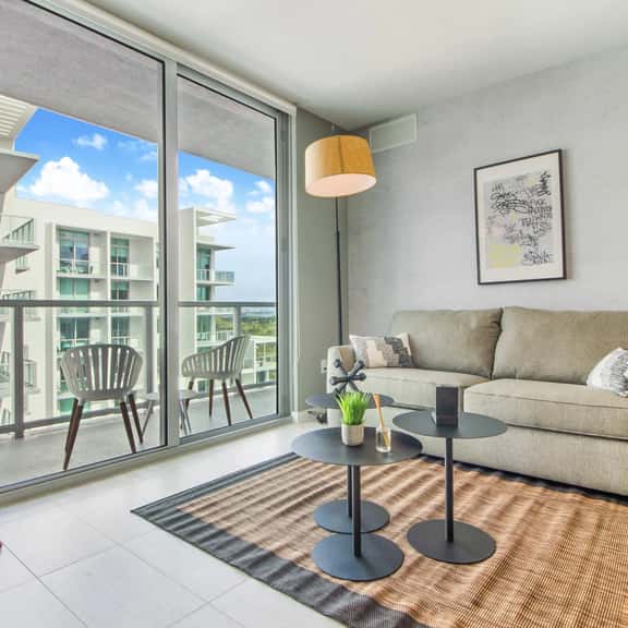 Modern 1 Bdrm Condo With Pool & Bay Views - Image 1
