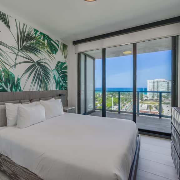 10th F Luminous 2BR/2BA | Pool, Gym & Miami Beach - Image 1