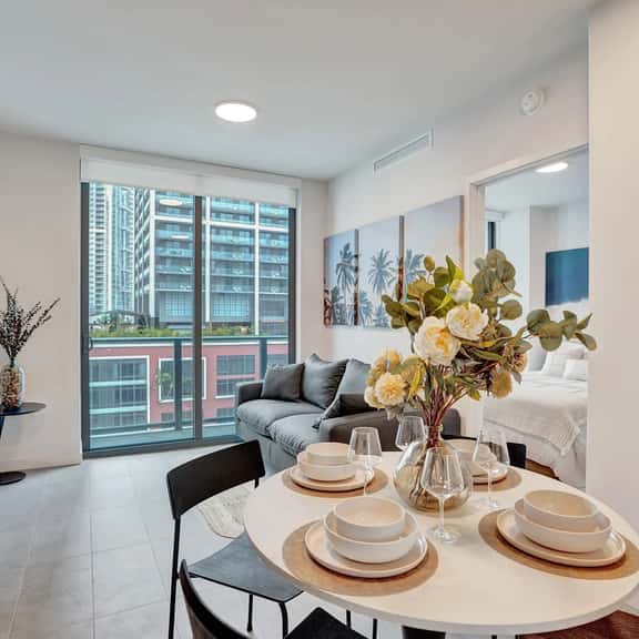 Stunning Views Downtown Miami 1/2+Den 15th Floor - Image 1