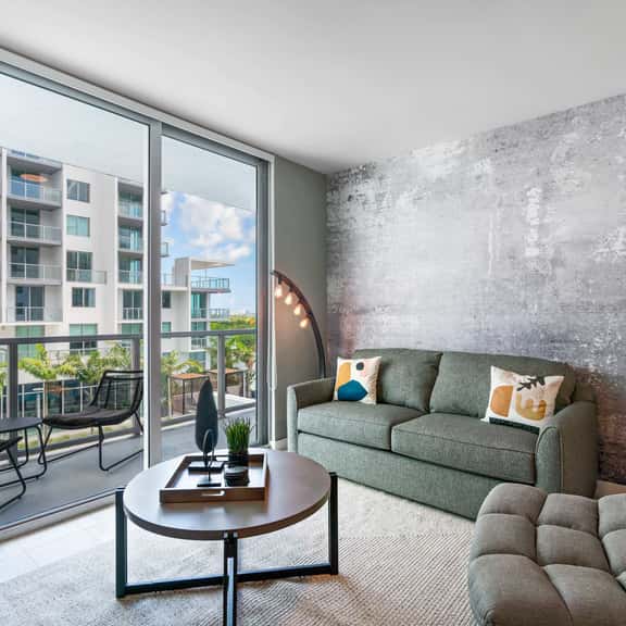 Modern Decor W/ Bay Views 1 Bdrm Condo - Image 1
