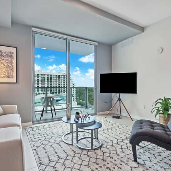 Sophisticated Modern 1 Bdrm Condo, Miami Design District - Image 1