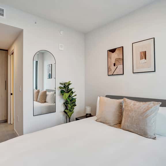 Amazing view Downtown Miami 1BR + Den. Luxe suit 18th Floor - Image 1