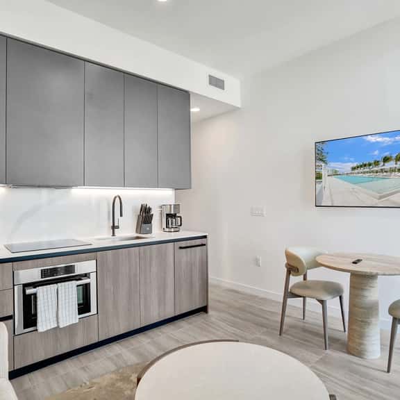 12th-Floor 1BR | 72 Park, Steps from the Beach - Image 1