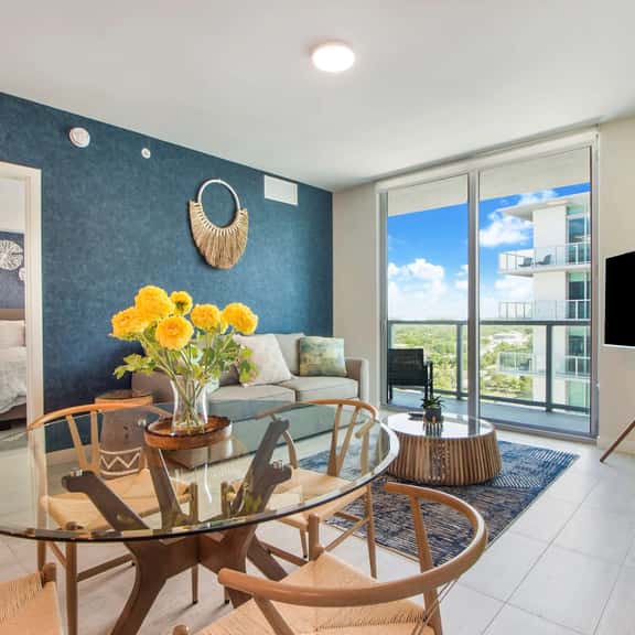 Gorgeous 1 Bdrm Condo Pool & Bay Views - Image 1