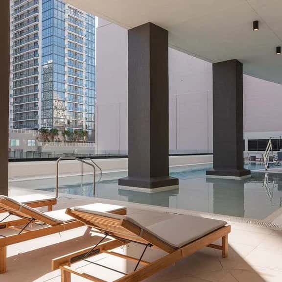 Stunning 1/1 Condo in Downtown Miami Free Parking - Image 1