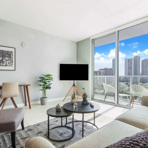 Bay & City Views! New Modern 1 Bdrm Condo-Miami - Image 1