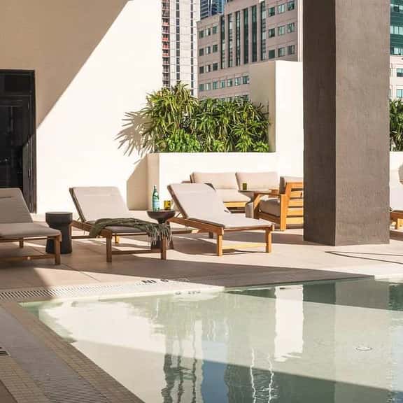 NEW Modern 1/1 Condo Downtown Miami Free Parking! - Image 1