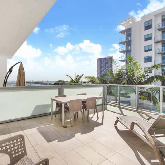 Large Studio W/Oversized Balcony & Bay Views! - Image 1