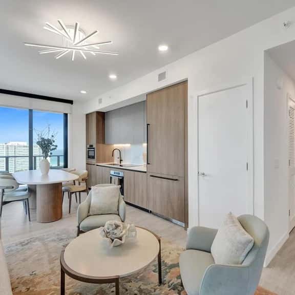 Luxury Beachside 4BR | Ocean Views, Pool & Gym - Image 1