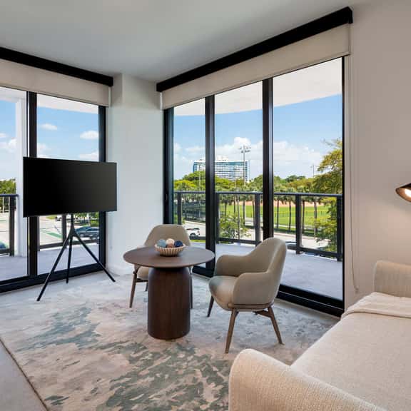 NEW 1BR Corner Unit in Miami Beach, Pool & Gym - Image 1
