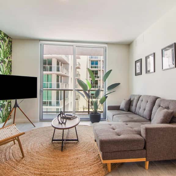 Pool + Bay Views! Lush 1 Bdrm Condo - Image 1