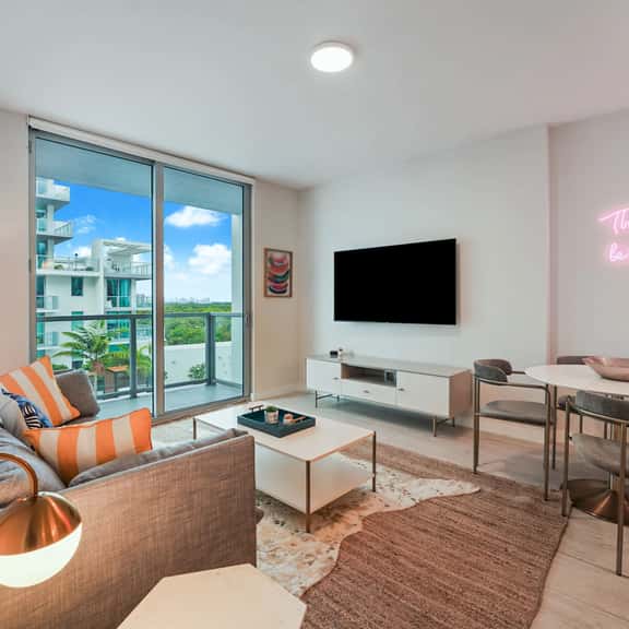 Trendy & Cozy1 Bdrm + Den Condo, Design District - Image 1
