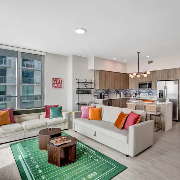 Modern 1 Bdrm Condo With Bay & Pool Views - Image 1