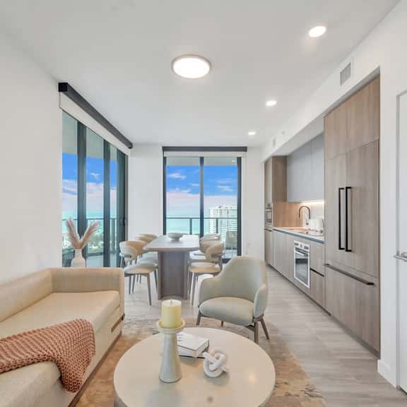 Elegant 4BR, 16th Floor | Balcony, Pool & Gym - Image 1
