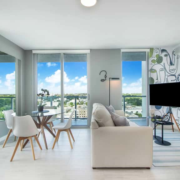 Stylish & Artistic 1 Bdrm Condo With City View - Image 1