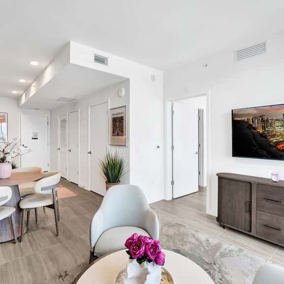 16th Floor Light-Filled 1BR | Pool, Gym & Beach - Image 1