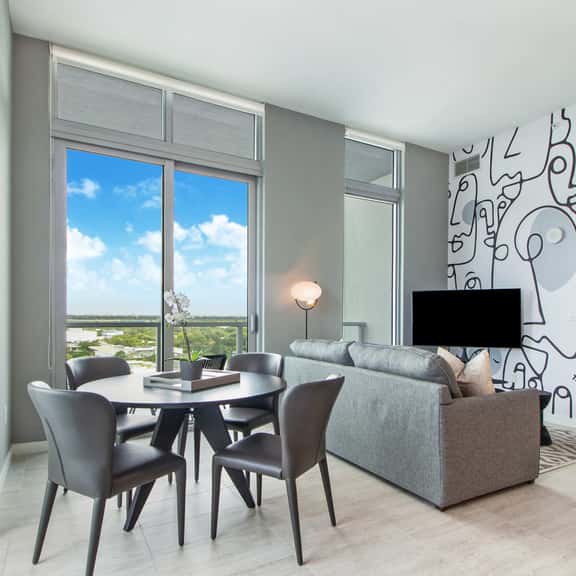 Cool 1 Bdrm Penthouse With Amazing Skyline Views - Image 1